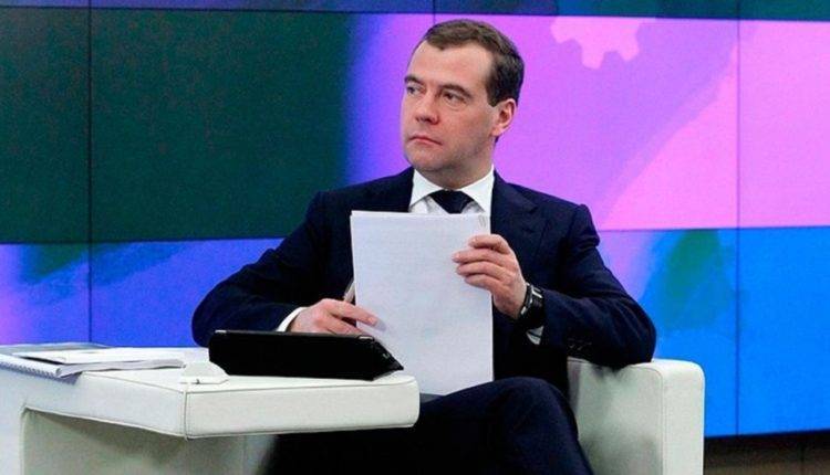 Медведев расширил список профессий селян, предполагающих надбавку к пенсии