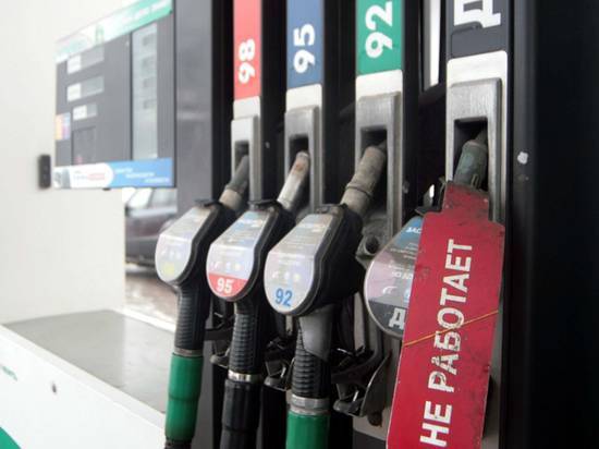 Бензин подорожает на 9 рублей: эксперт предрек дефицит топлива