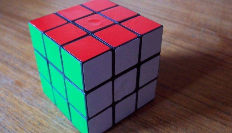 Грузинский студент собрал кубик Рубика вниз головой за 13 секунд