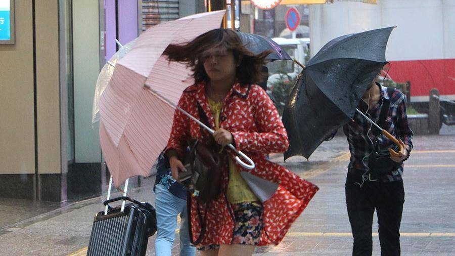 Около 115 тыс. человек в Японии получили указание об эвакуации из-за тайфуна