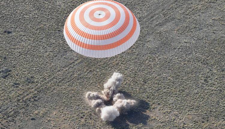 В ЦУПе приземление «Союз МС-11» с экипажем МКС встретили овациями
