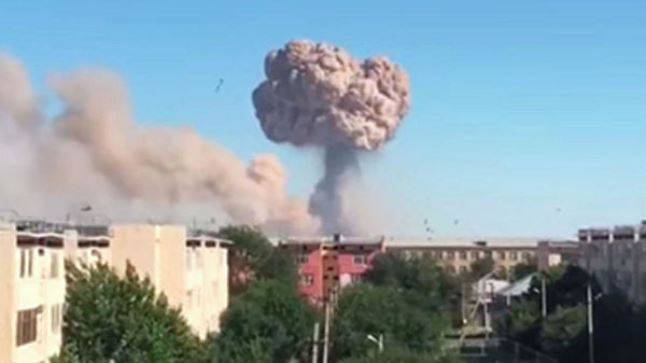 Взрывы на военном складе на юге Казахстана продолжаются