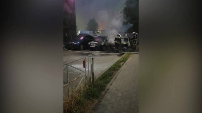 На Выборгском шоссе ночью горел автосалон "Форд" - piter.tv - Санкт-Петербург - Всеволожск