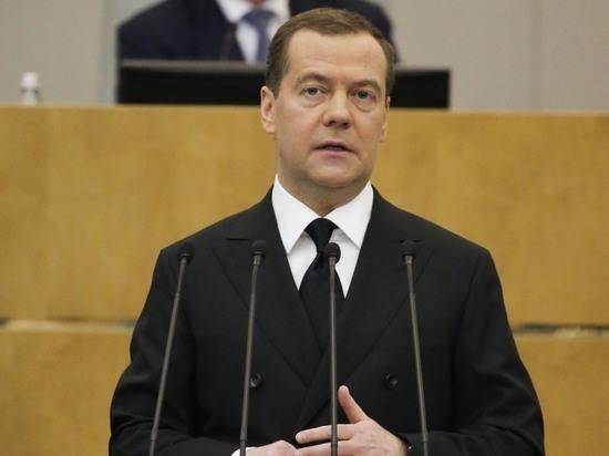 Медведев повысил в 200 раз пособие на детей в малообеспеченных семьях