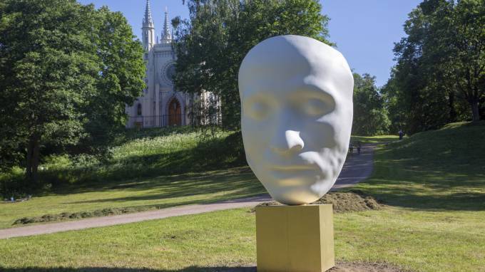 В парке "Александрия" установили гигантскую посмертную маску Пушкина