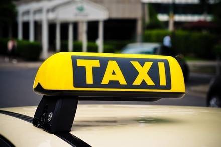 Таксист, укравший телефон у&nbsp;несговорчивой пассажирки, пойдет под суд