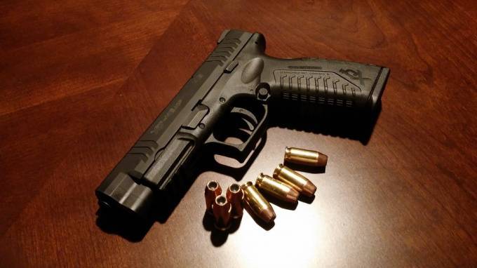 На Сахалине трехлетний мальчик нашел оружие и выстрелил себе в голову