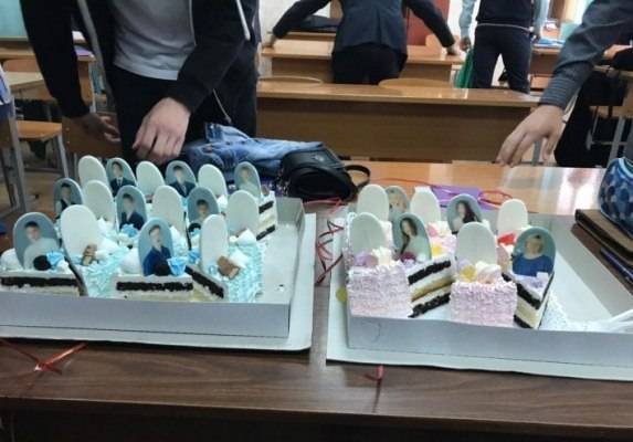 Родители выпускников в Красноярске обвинили кондитеров в изготовлении торта в виде надгробий