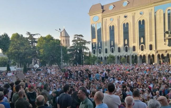 В Грузии возобновились протесты у здания парламента