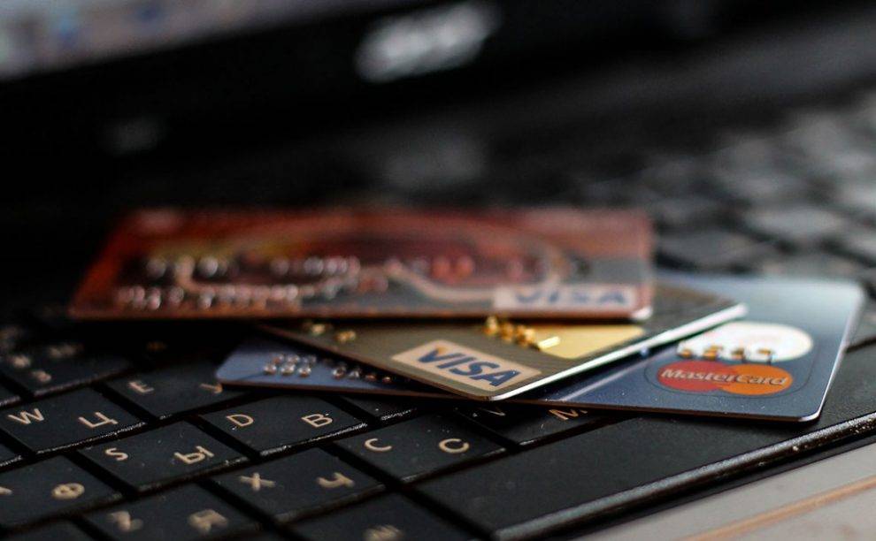 Денежные переводы с кредитных карт запустили в России