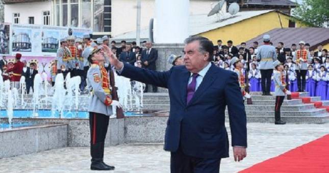Президент открыл в Таджикабаде площадь Государственного флага и герба