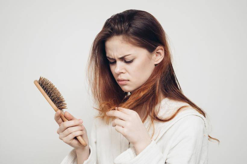 Эксперты назвали топ-5 причин выпадения волос