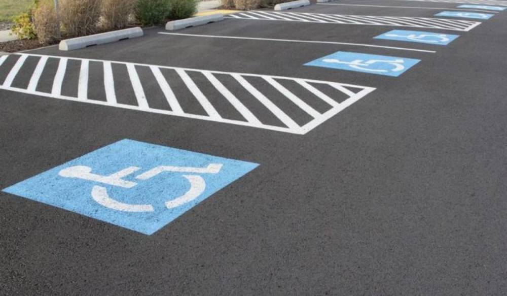 В Кронштадте появились новые парковки для маломобильных групп населения