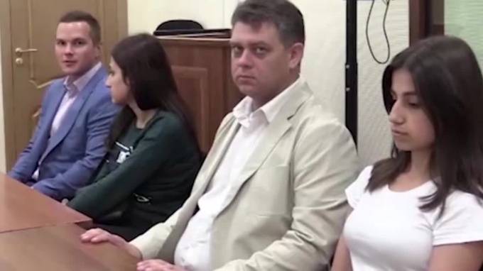 Суд продлил до конца июля арест сестрам Хачатурян