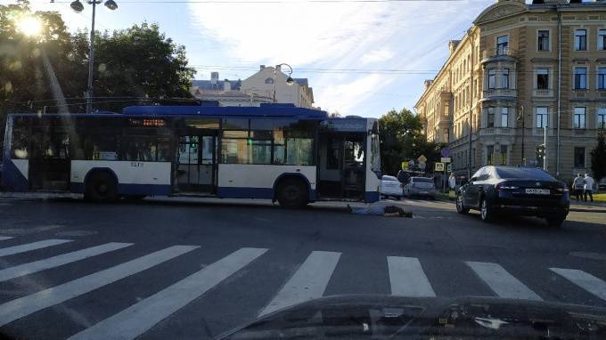 Троллейбус сбил насмерть мужчину у метро "Василеостровская"