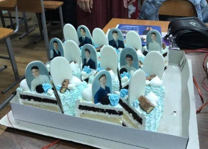 Родители подарили выпускникам в Красноярске торт с их «надгробиями»