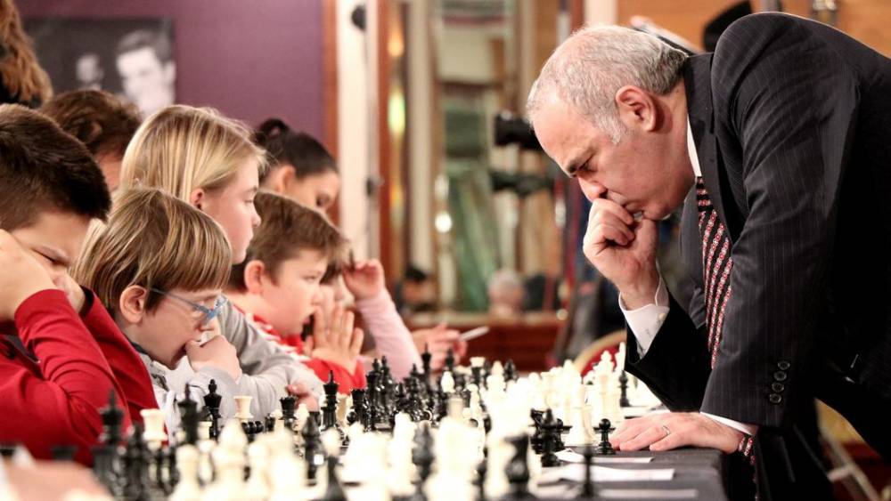 "Лучше бы в шахматы играл": Выругавшемуся из-за возвращения России в ПАСЕ Каспарову указали его место