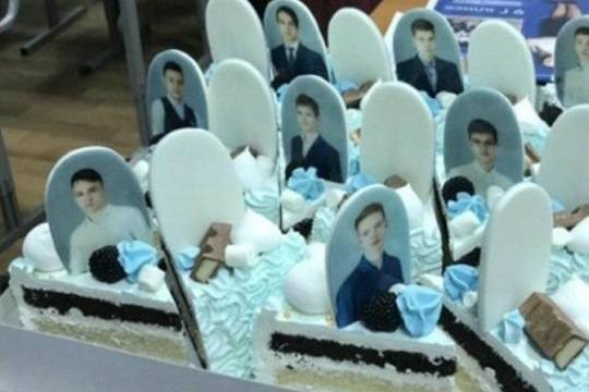Родители преподнесли выпускникам торт с «надгробиями»