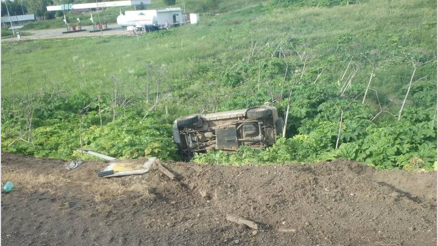 В Кирово-Чепецком районе иномарка снесла дорожное ограждение и улетела в кювет