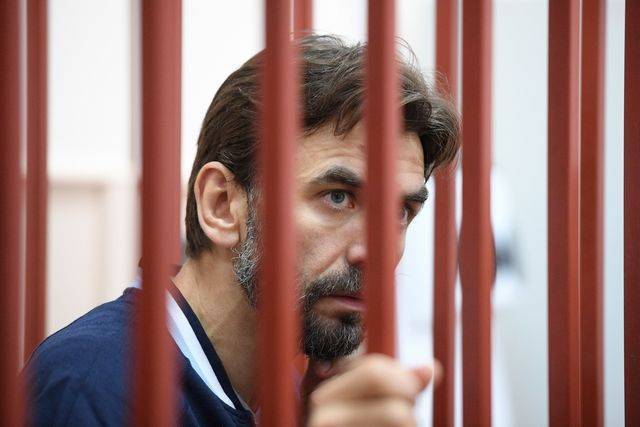 Суд наложил арест на акции экс-министра Абызова