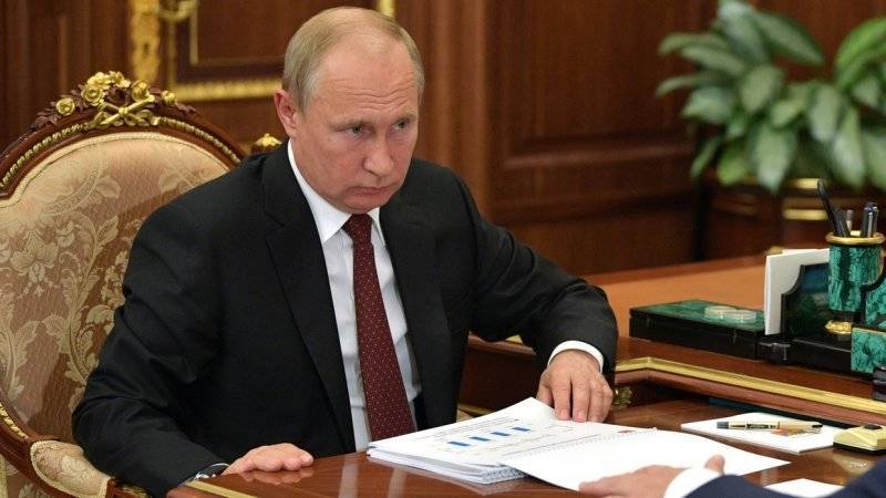 Путин поручил региональным властям принять программы развития автодорог