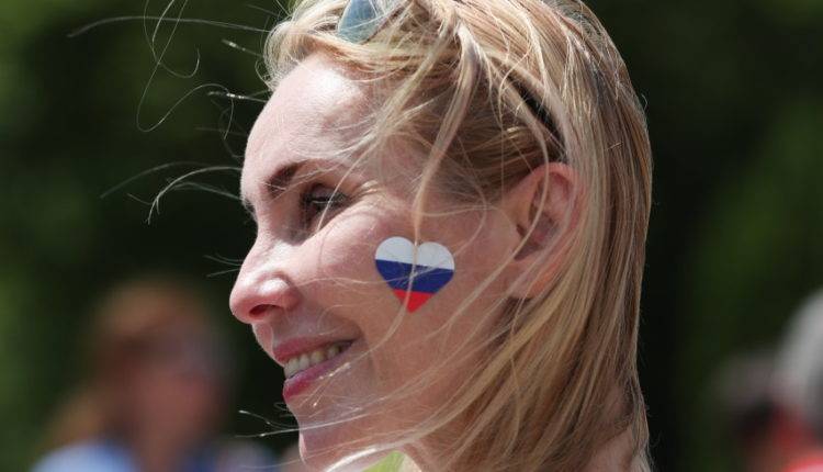 Гости Европейских игр скупают в Минске венки из васильков и сувениры