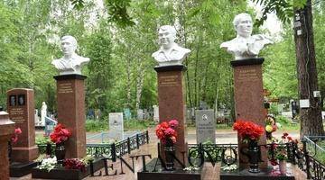 Никто не забыт: в Екатеринбурге обновили памятники криминальным авторитетам