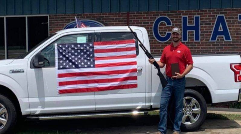 Автоцентр пообещал вручить оружие, Библию и флаг США каждому покупателю машины