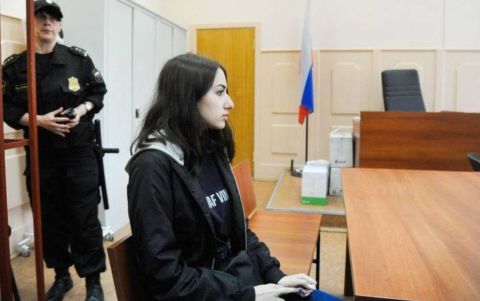 Обвиняемые в убийстве отца сестры Хачатурян останутся под арестом еще на месяц