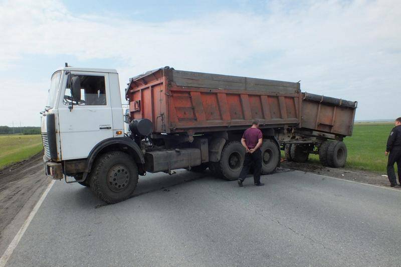 На трассе в Курганской области грузовик сбил насмерть дорожника