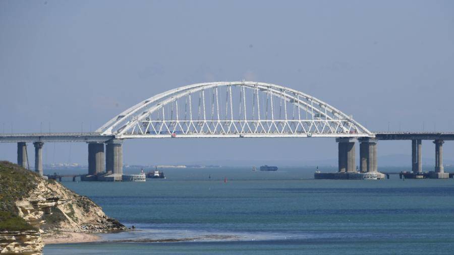 Водитель BMW разогнался на Крымском мосту до 243 км/ч