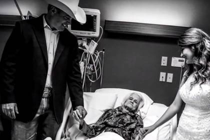 Пара устроила свадьбу в больнице ради столетней бабушки