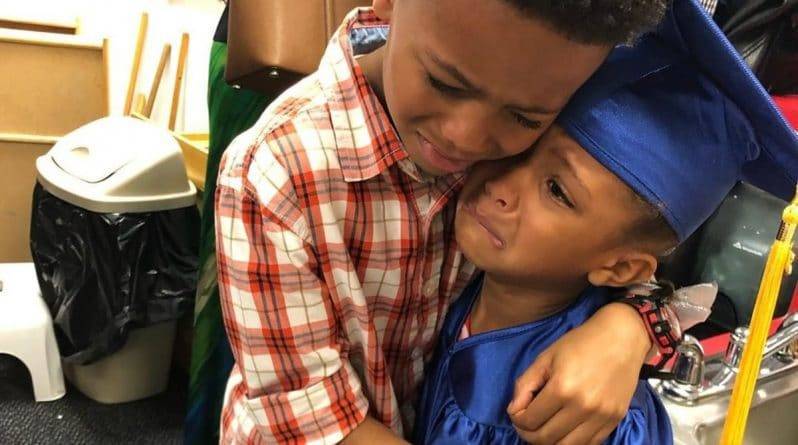 Соцсети умилило вирусное фото старшего брата, расплакавшегося на церемонии окончания садика младшей сестренкой