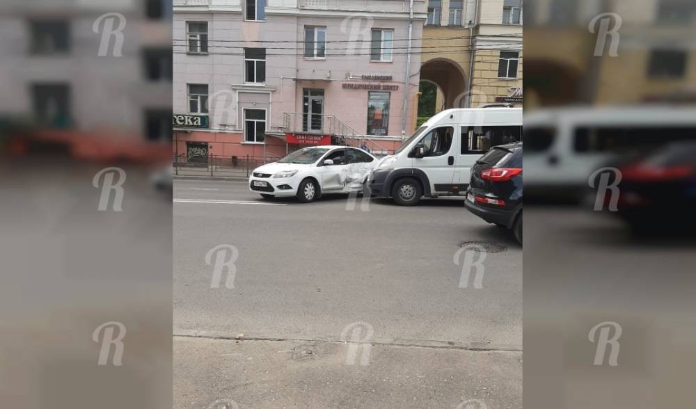 Маршрутка протаранила легковушку на улице Дзержинского