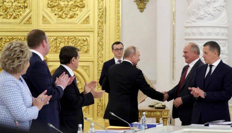 Путин поздравил Зюганова с юбилеем и подарил ему материалы XXIII съезда КПСС