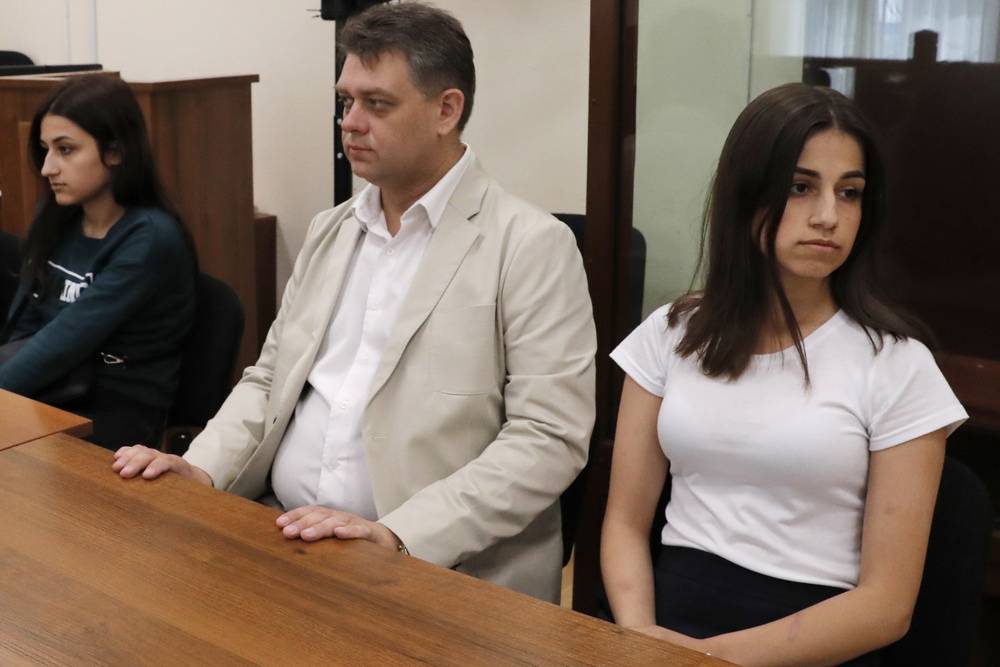 Суд в Москве продлил сестрам Хачатурян меру пресечения в виде запрета определенных действий