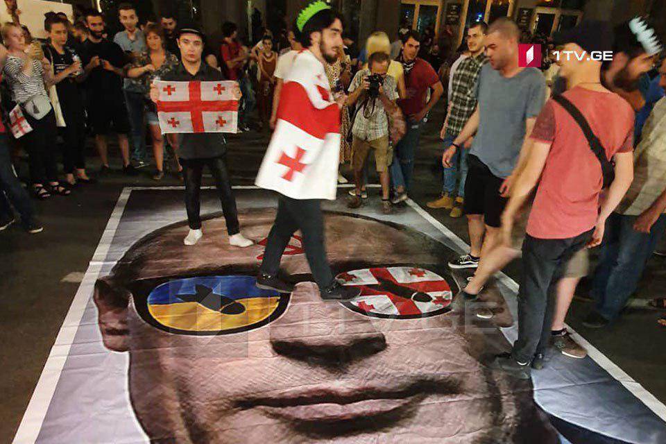В Тбилиси потоптались по баннеру с изображением Путина