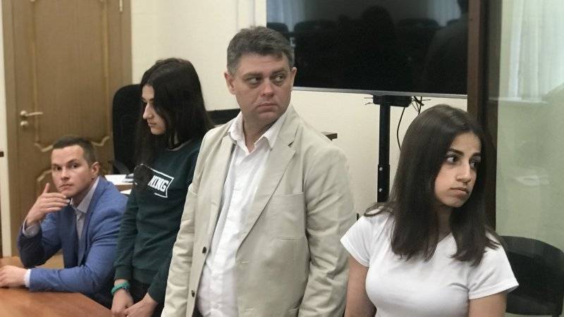 Басманный суд Москвы продлил меру пресечения сестрам Хачатурян