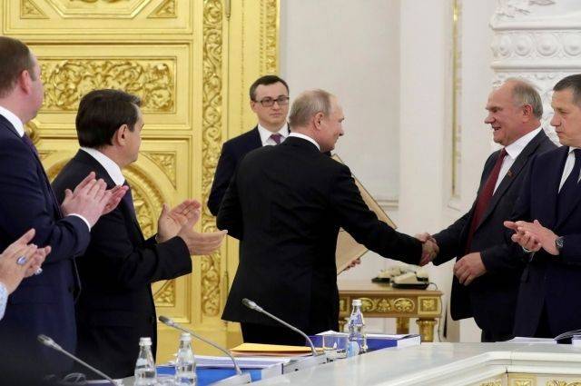 Путин подарил Зюганову на юбилей материалы съезда КПСС