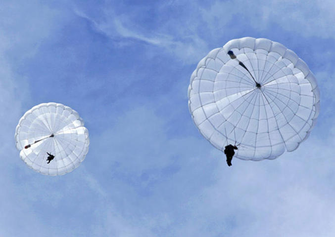 Двое десантников погибли, совершая тренировочный прыжок с парашютом в Крыму