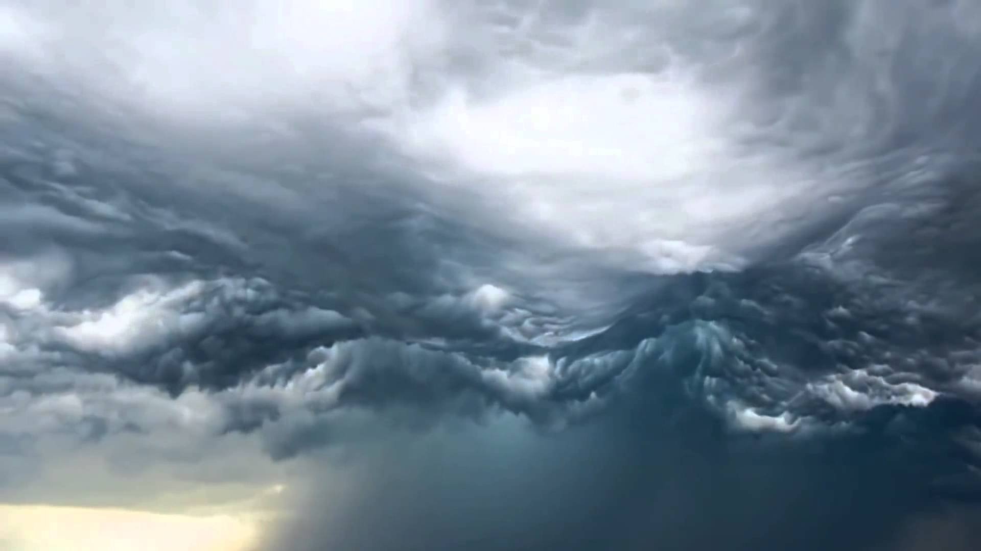 В небе над США замечено необычное природное явление: "Облака ван Гога"