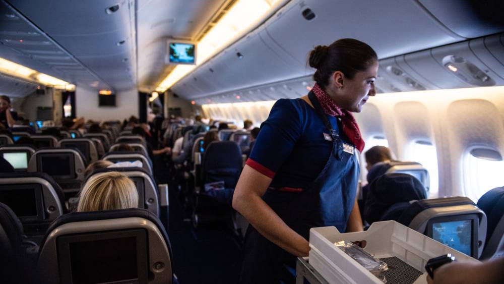 В Америке стюардесса вмиг прославилась, зачитав рэп на борту самолета