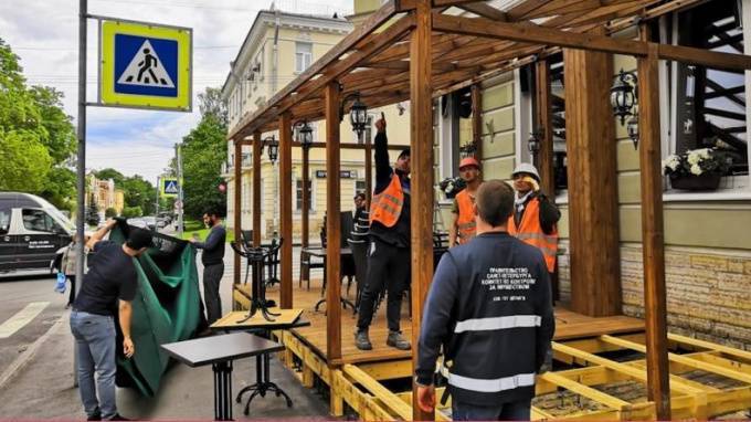 В центре Петербурга избавились от двух незаконных летних кафе