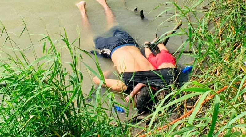 Шокирующее фото: мужчина с 2-летней дочерью утонули в Рио-Гранде, пытаясь добраться до США