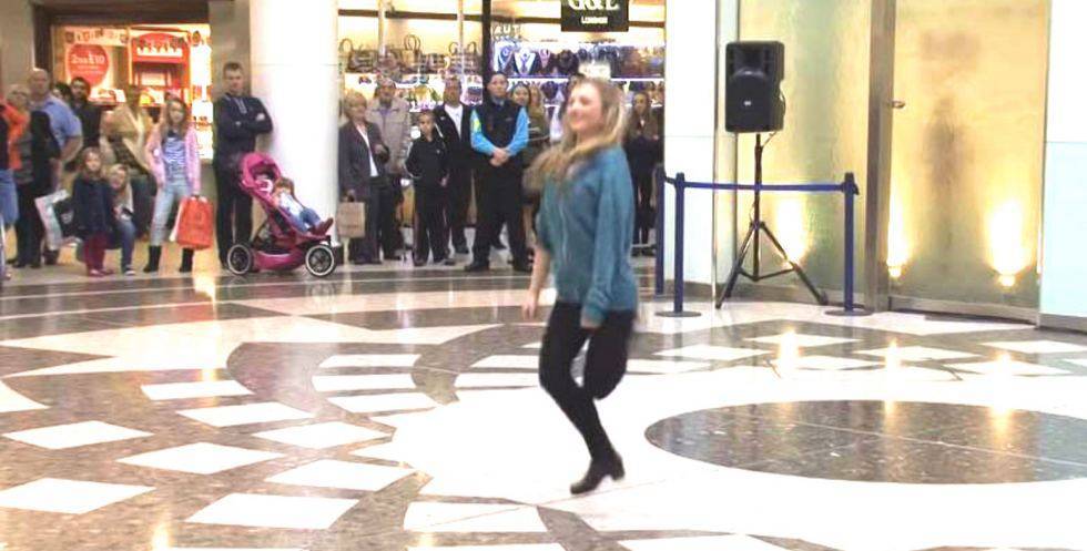 Девушка посреди зала аэропорта начала танцевать, и это было только начало