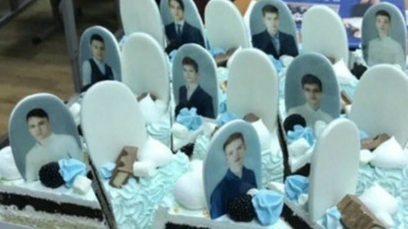 Выпускникам из Красноярска подарили торт с «надгробиями»