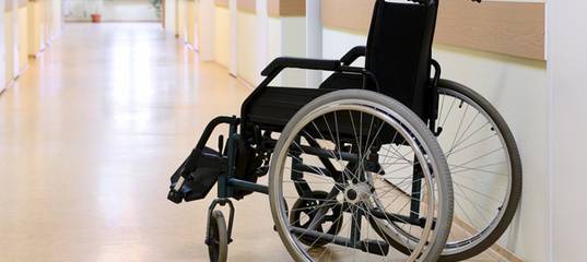 Не могли отремонтировать год: в Тюменской области инвалиду вернули коляску только после вмешательства прокуратуры