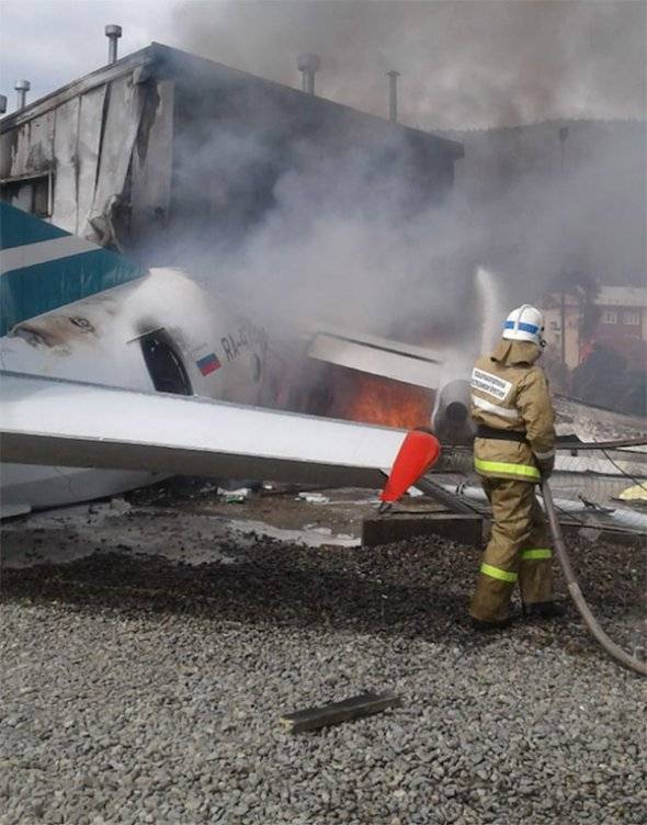 В России загорелся пассажирский самолет: есть погибшие (фото)