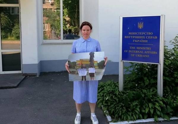 Рівненський міський суд визнав винними хлопця та дівчину, які вийшли з плакатами за імпічмент президента