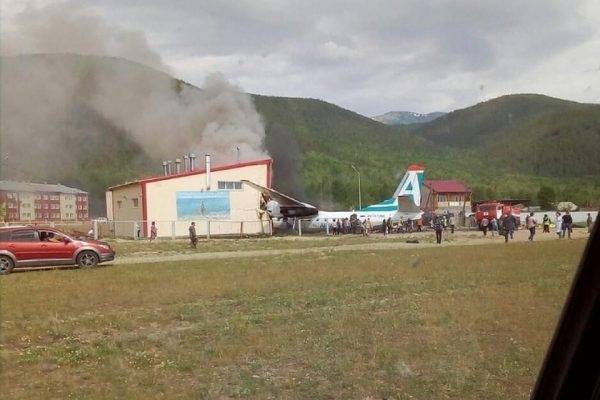 Крушение пассажирского самолета в России попало на видео